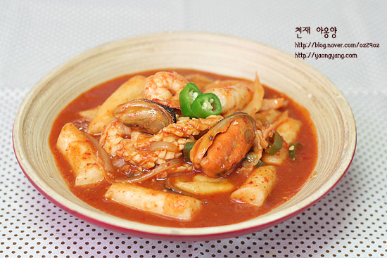 매콤하게 입맛을 자극하는 - 해물떡볶이